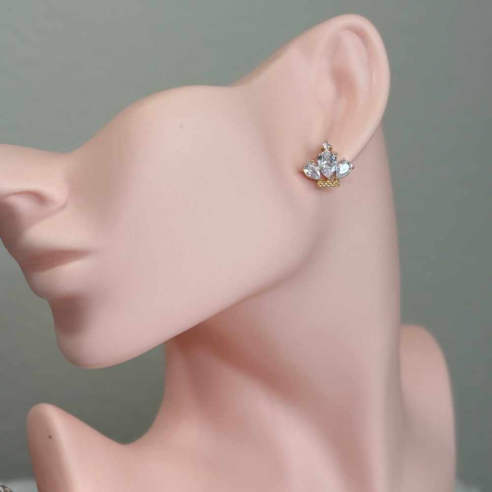 ⚜️ Elegant Gold and Silver Crystal Earrings - Picture 3 of 7